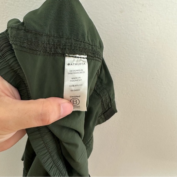 ATHLETA- Expedition Short Tuscan Olive Outdoor Hiking Travel Trail Lightweight - Picture 7 of 9